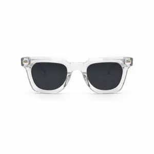 عینک آفتابی با فریم شفاف و لنز دودی، طراحی مینیمال و مناسب استایل شهری