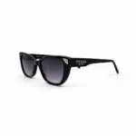 زاویه سه‌رخ عینک آفتابی PRADA زنانه با طراحی لوکس و لنز دودی