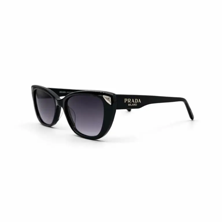 زاویه سه‌رخ عینک آفتابی PRADA زنانه با طراحی لوکس و لنز دودی