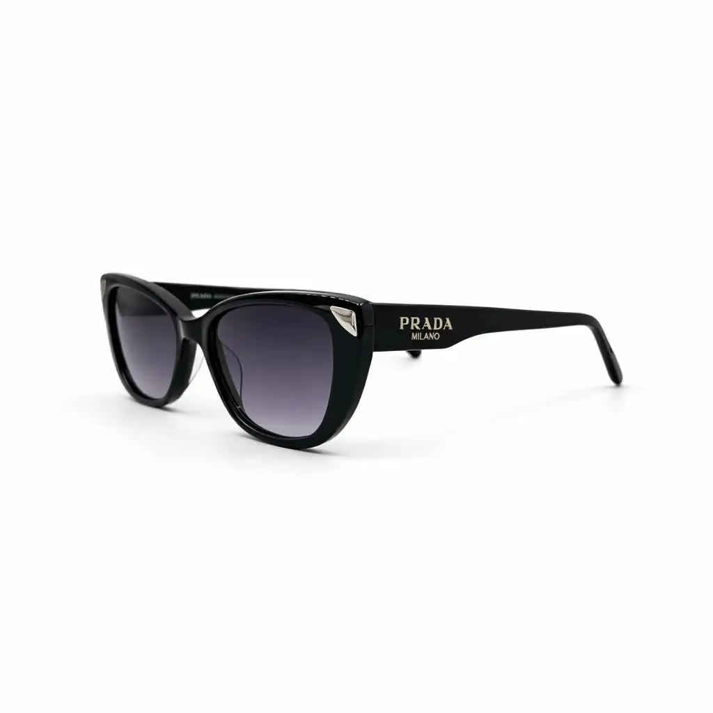 زاویه سه‌رخ عینک آفتابی PRADA زنانه با طراحی لوکس و لنز دودی