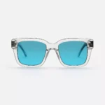 عینک آفتابی مناسب استایل روزمره با فریم شفاف و لنز آینه‌ای آبی