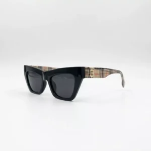 عینک آفتابی Burberry با فریم مشکی ساده و دسته‌های طرحدار