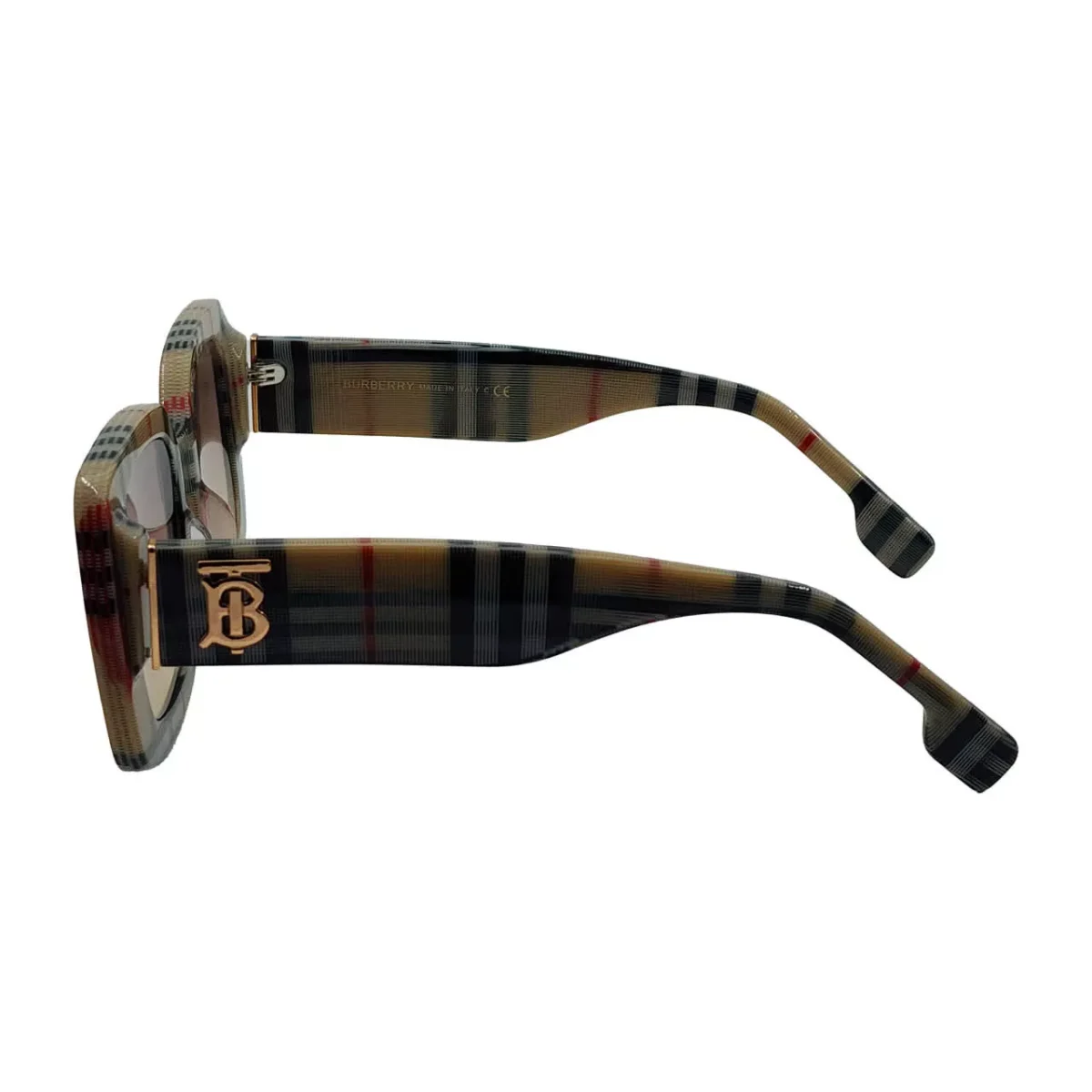 جزئیات فریم کائوچویی عینک آفتابی Burberry با طرح چهارخونه