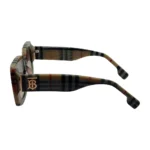 جزئیات فریم کائوچویی عینک آفتابی Burberry با طرح چهارخونه