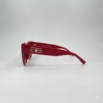 عینک آفتابی قرمز با دسته‌های پهن و جزئیات طلایی لوکس